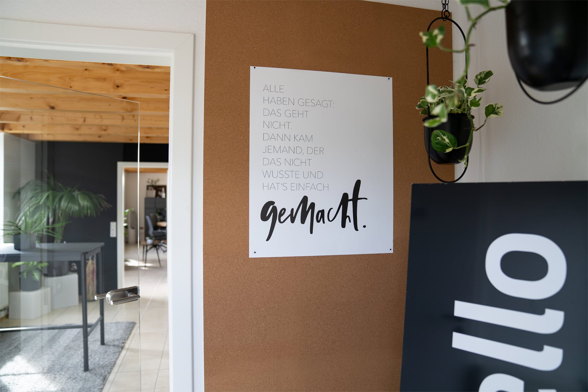 Poster mit Spruch im Eingangsbereich der Werbeagentur Medienlove GmbH aus Stockach